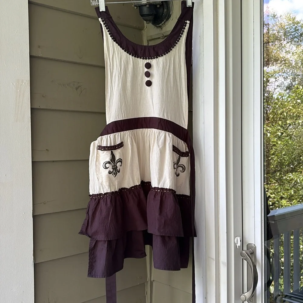 Sur La Table Cream and Black Orleans Cotton Apron. Never used- been in a drawer.